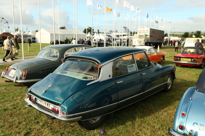 Illustration for article titled The Parking Lot At The Goodwood Revival Is The Most Magical Parking Lot In The World